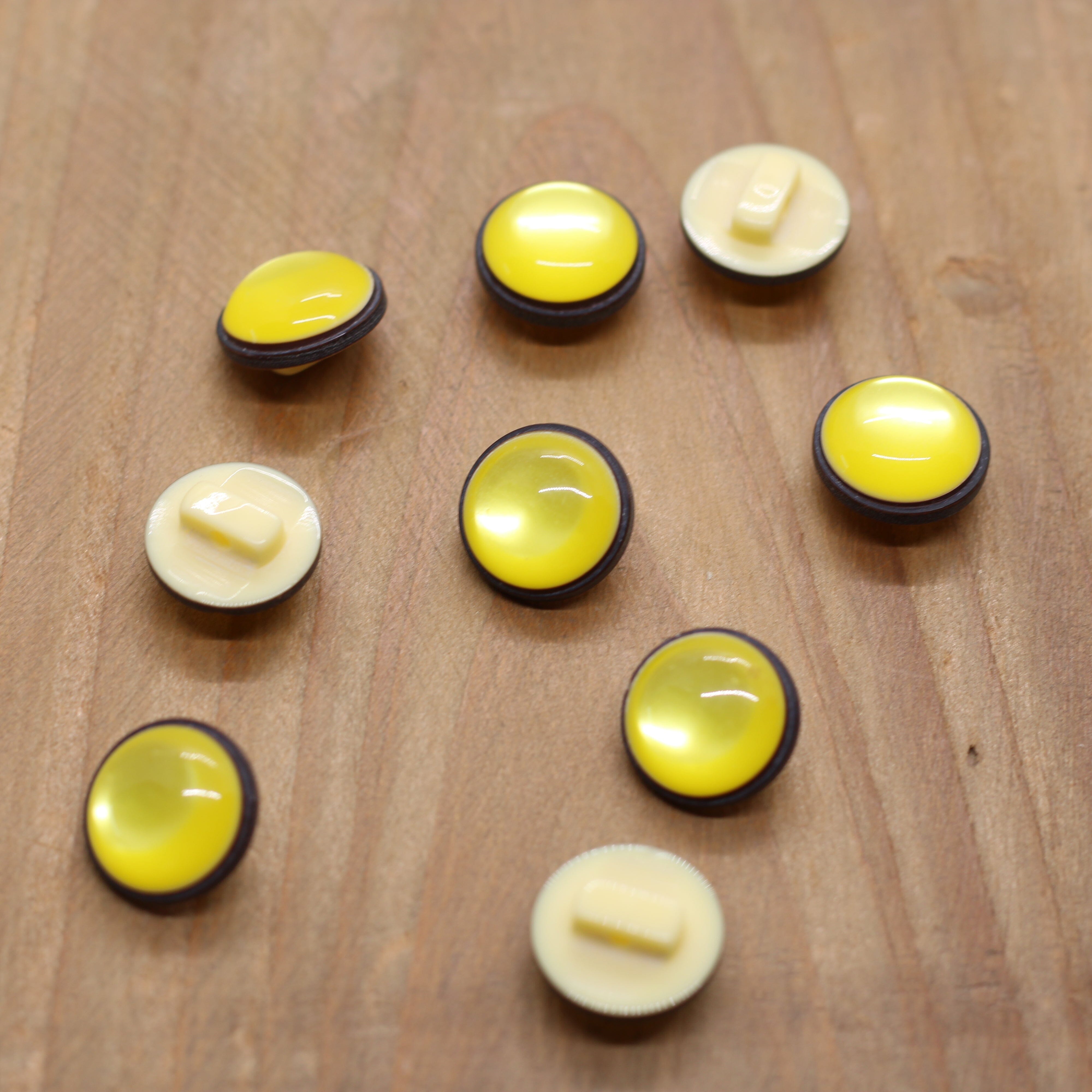 Bouton LEMON 12mm- Jaune/Noir Mercerie Sélection Gaspard & Léonie | Gaspard et Léonie Tissus en ligne et Mercerie à Toulouse