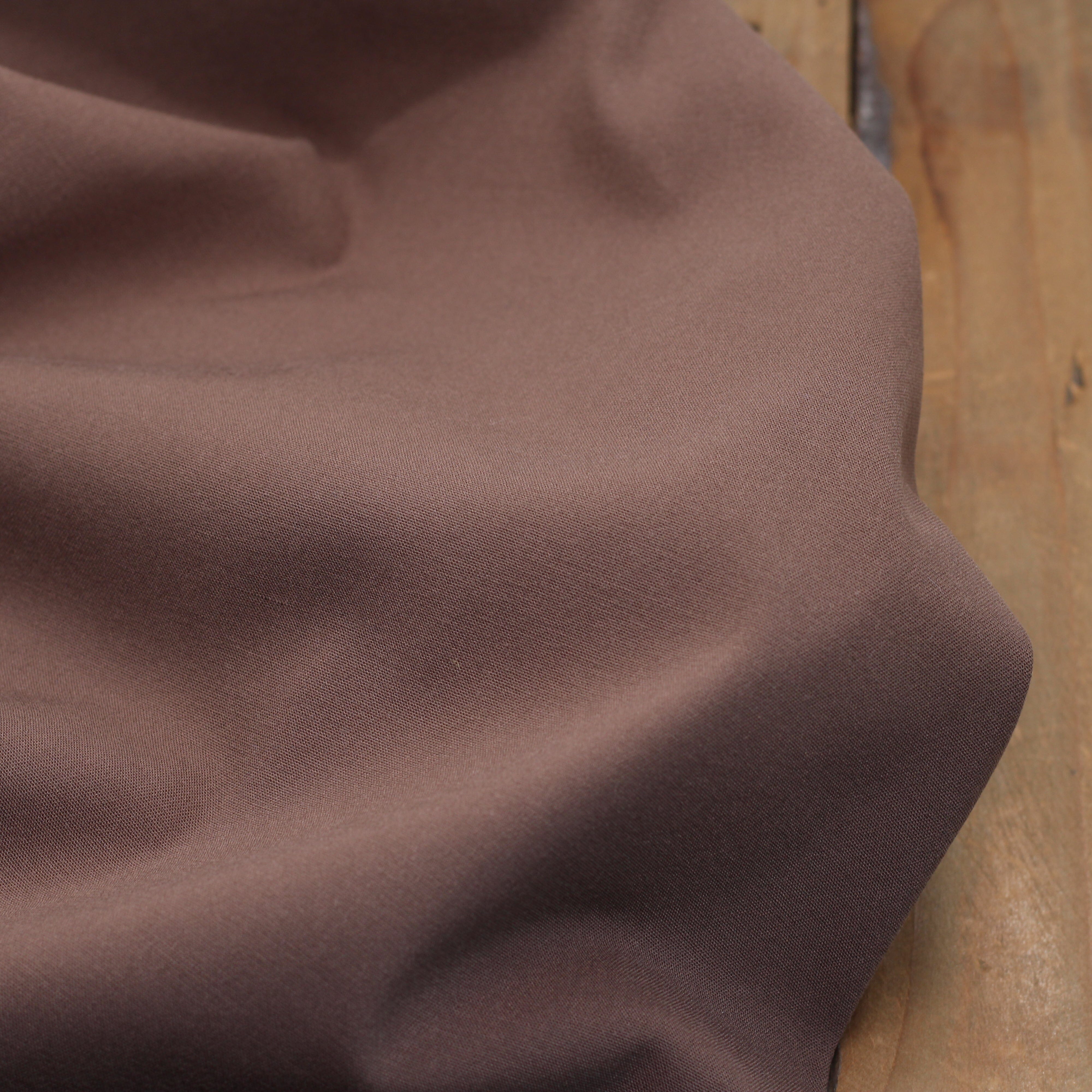 Tissu Viscose Stretch uni - Marron Chocolat (Vendu x10cm) Tissus Sélection Gaspard & Léonie | Gaspard et Léonie Tissus en ligne et Mercerie à Toulouse